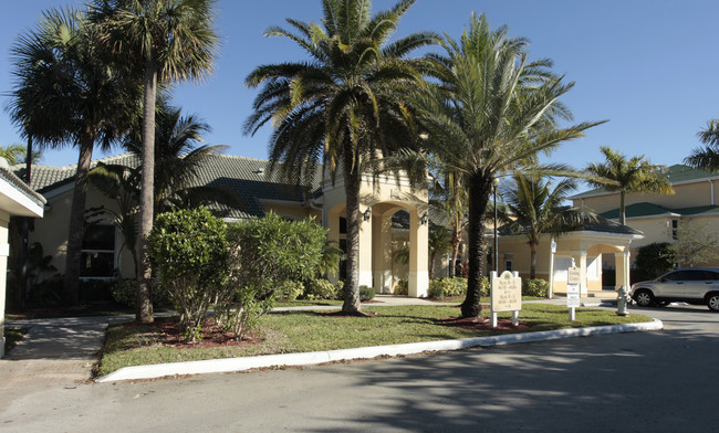 Lake Shore Apartments in West Palm Beach, FL - Building Photo - Building Photo