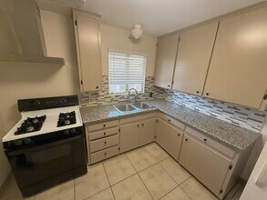 519 Linwood Ave, Unit A in Monrovia, CA - Foto de edificio - Building Photo