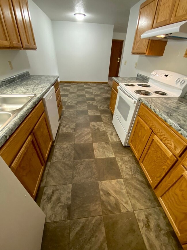 2124 E Divide Ave in Bismarck, ND - Building Photo - Building Photo