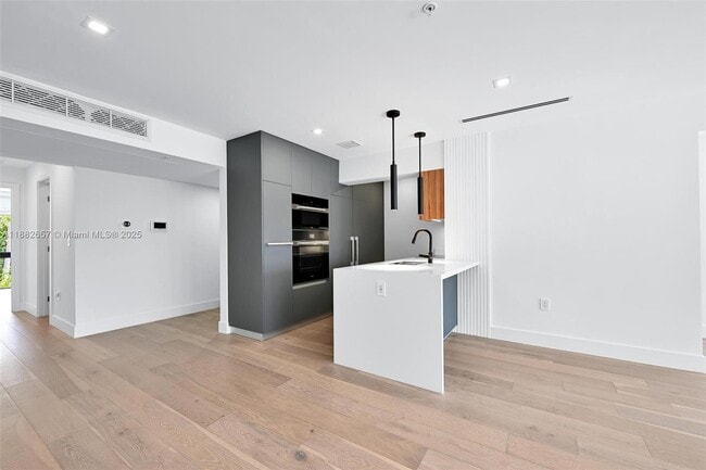 204 Sunrise Dr in Key Biscayne, FL - Building Photo - Building Photo