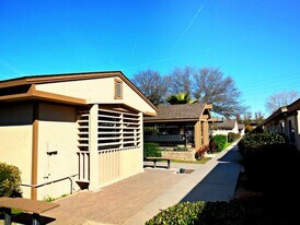 218 W Dakota Ave, Unit 218-A in Fresno, CA - Building Photo