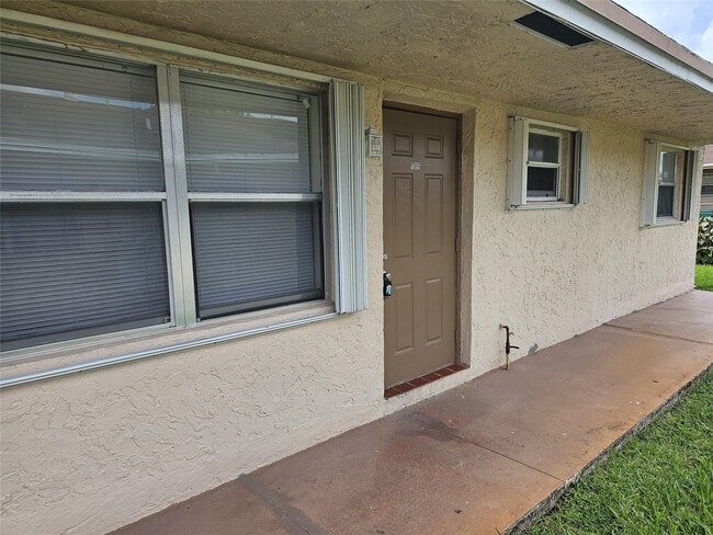 5306 NW 22nd St in Lauderhill, FL - Building Photo - Building Photo