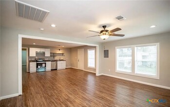 2003 Woodlawn St in Victoria, TX - Building Photo - Building Photo