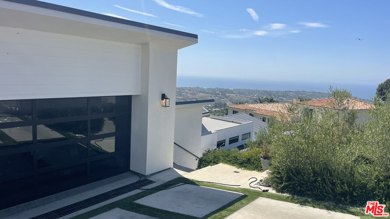 5190 Horizon Dr in Malibu, CA - Building Photo