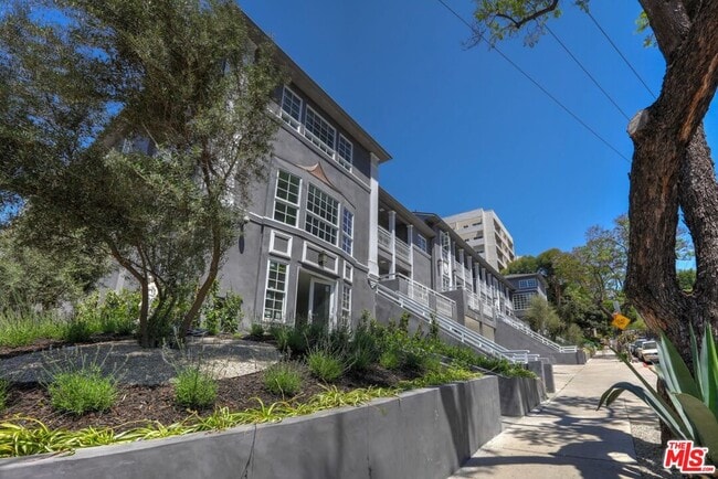 1105 Alta Loma Rd in West Hollywood, CA - Foto de edificio - Building Photo