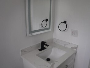Oakland Palm Apartments in Oakland Park, FL - Building Photo - Building Photo