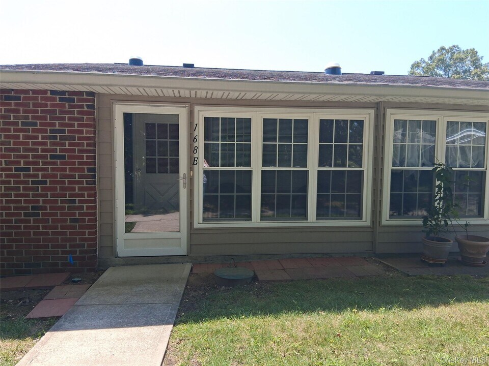 168 Ventry Ct in Ridge, NY - Building Photo