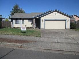 1335 W Locust St in Stayton, OR - Building Photo