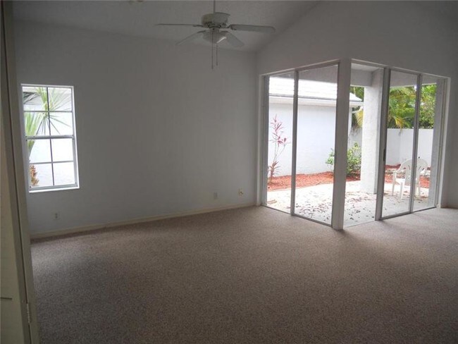 7 Wyndham Ln-Unit -7 in Palm Beach Gardens, FL - Building Photo - Building Photo