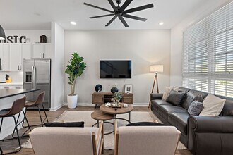 738 Douglas Ave in Nashville, TN - Foto de edificio - Building Photo