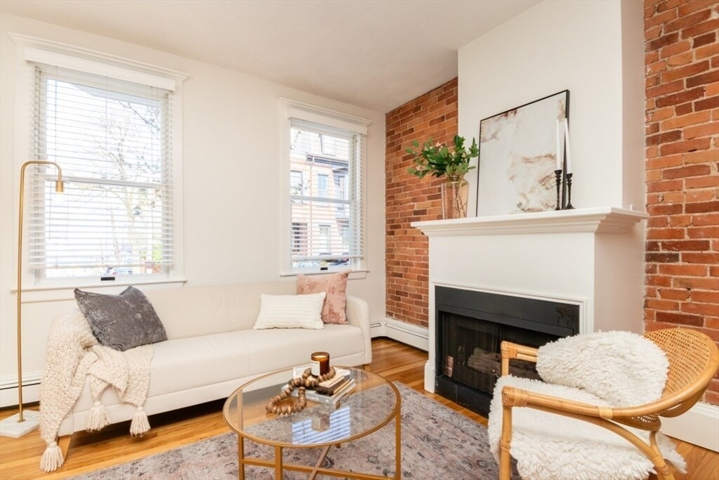 298 Bunker Hill St in Boston, MA - Building Photo