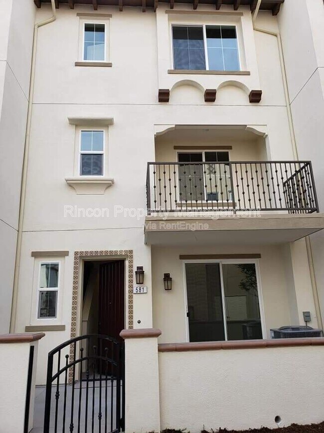 581 Pioneer St in Camarillo, CA - Building Photo - Building Photo