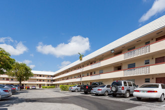 Sunset Apartments in Miami, FL - Foto de edificio - Building Photo