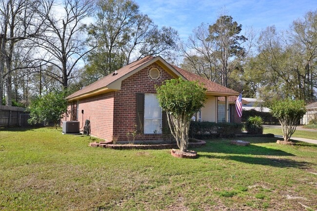 1521 Brookfield Dr in Denham Springs, LA - Building Photo - Building Photo