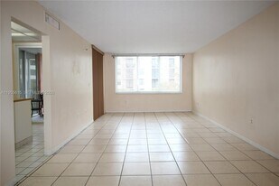 17890 W Dixie Hwy in North Miami Beach, FL - Building Photo