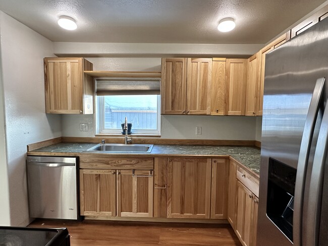 729 9th Ave, Unit A in Fairbanks, AK - Foto de edificio - Building Photo