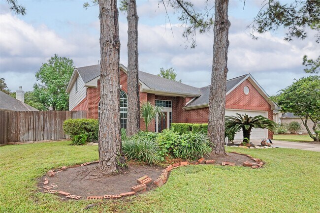 18502 Eden Trails Ln in Houston, TX - Foto de edificio - Building Photo