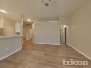 6129 Tilapia Dr in Fort Worth, TX - Foto de edificio - Building Photo