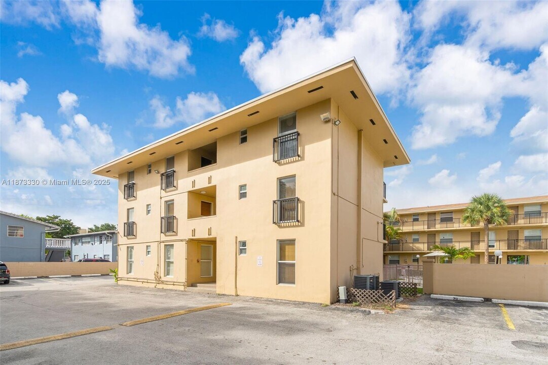 241 S Royal Poinciana Blvd in Miami Springs, FL - Building Photo