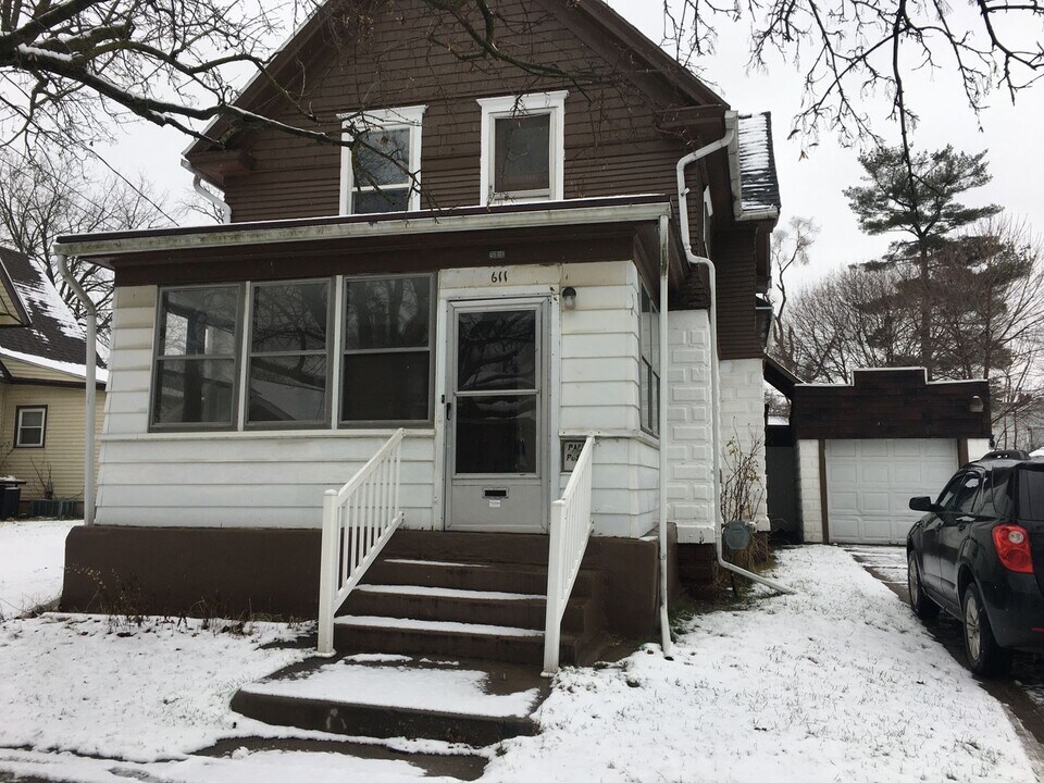 611 Steward Ave in Jackson, MI - Building Photo
