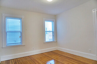 42 Calvin St, Unit 3 in Somerville, MA - Foto de edificio - Building Photo