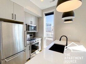 1050 W Cornelia Ave, Unit 402 in Chicago, IL - Building Photo