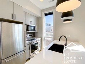 1050 W Cornelia Ave, Unit 402 in Chicago, IL - Foto de edificio - Building Photo