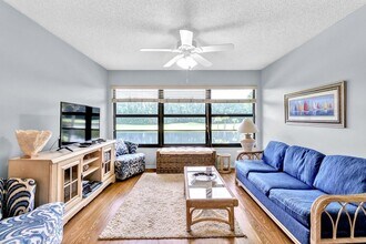 18 Plantation Dr, Unit 206 in Vero Beach, FL - Building Photo - Building Photo