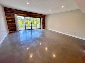 9007 SW 62nd Terrace in Miami, FL - Building Photo - Building Photo
