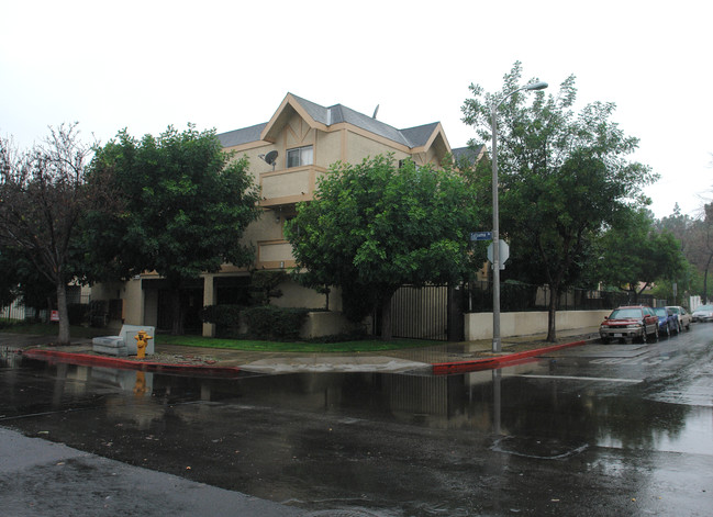 5269 Satsuma Ave in North Hollywood, CA - Foto de edificio - Building Photo