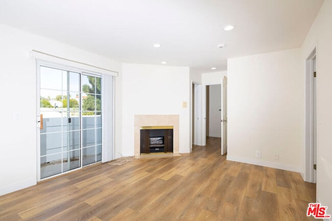1338 Yale St in Santa Monica, CA - Foto de edificio - Building Photo
