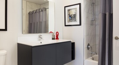 802 N LaSalle St in Chicago, IL - Foto de edificio - Building Photo