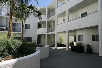 Metropolitan Place Apartments in Burbank, CA - Building Photo - Building Photo