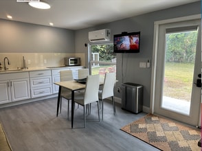 493 Castle Dr, Unit 493B in Naples, FL - Foto de edificio - Building Photo