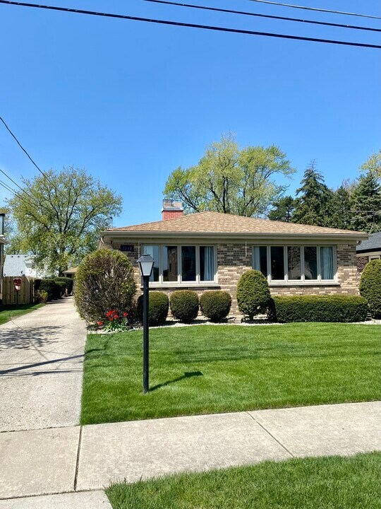2242 Eastview Dr in Des Plaines, IL - Building Photo