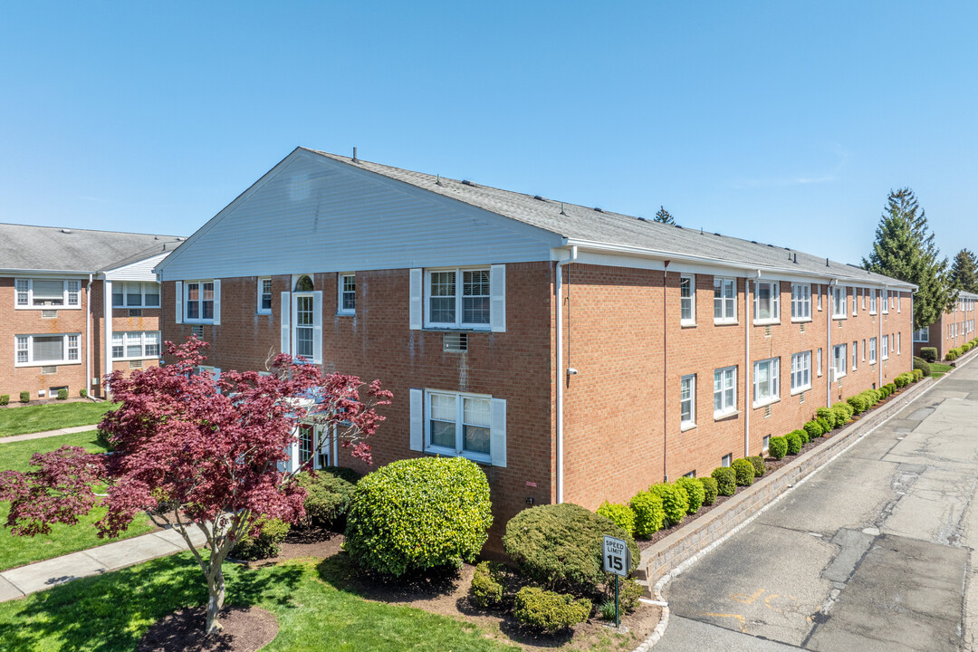 Williamsburg North Condominiums in Clifton, NJ - Building Photo