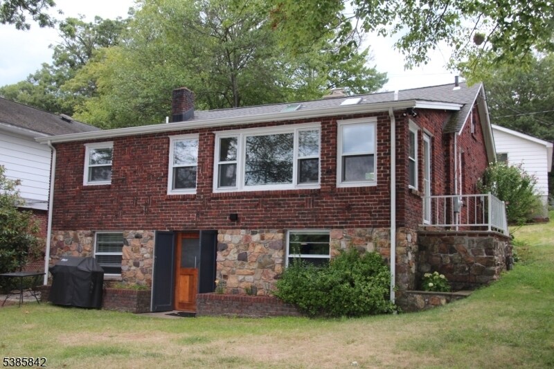 36 Old Lakeside Rd S in West Milford, NJ - Building Photo
