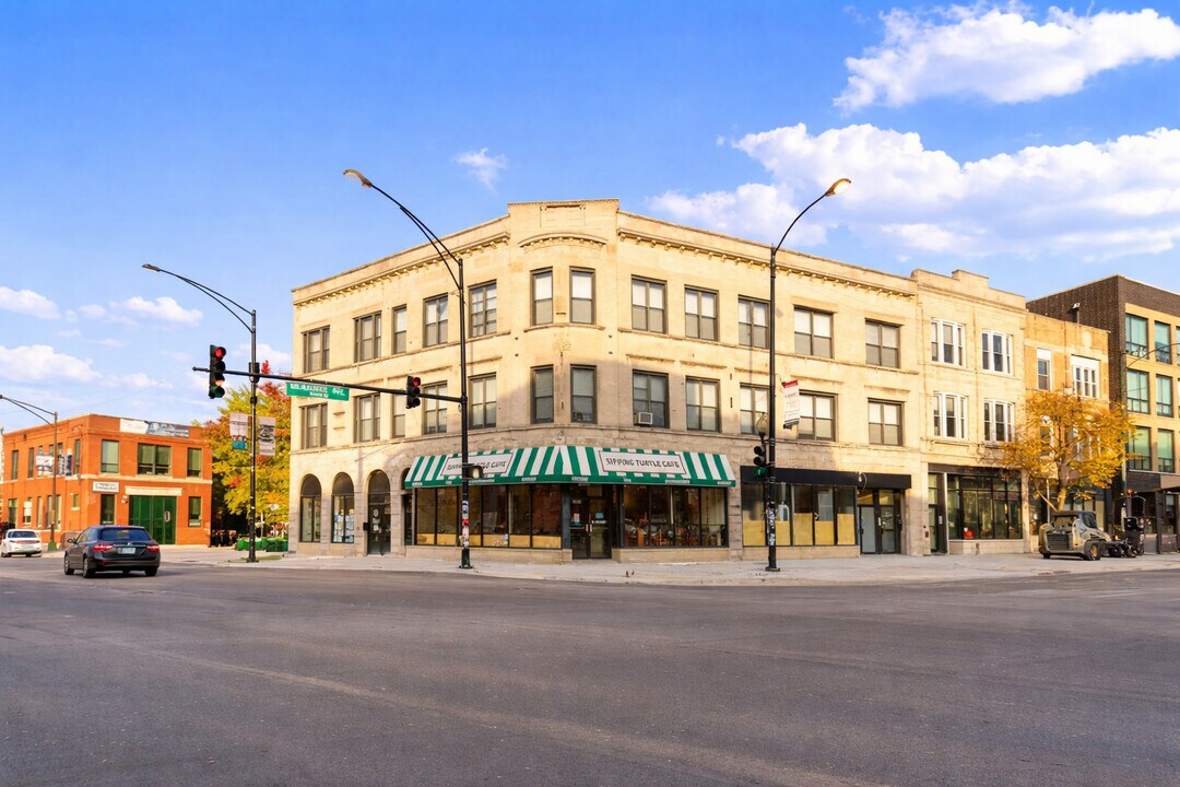 2957 N Milwaukee Ave in Chicago, IL - Building Photo
