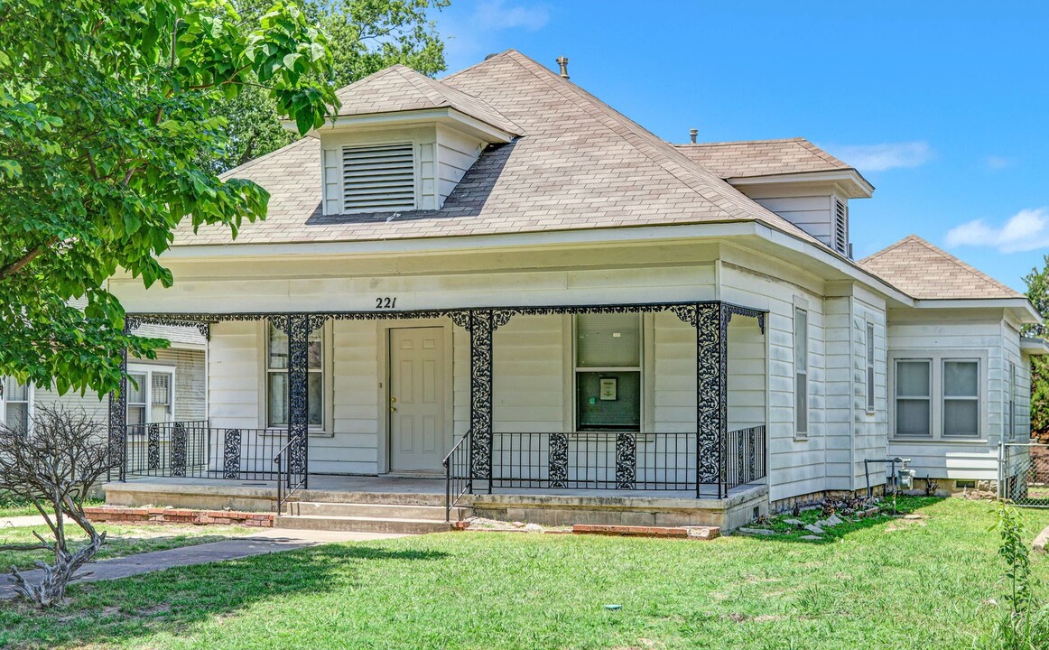 221 N O St in Muskogee, OK - Foto de edificio