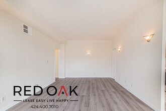 5640 Franklin Ave in Los Angeles, CA - Foto de edificio - Building Photo