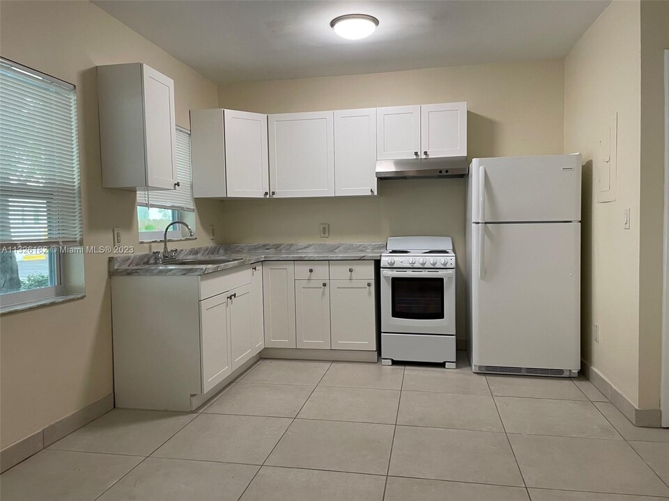 1720 Pierce St-Unit -2 in Hollywood, FL - Building Photo