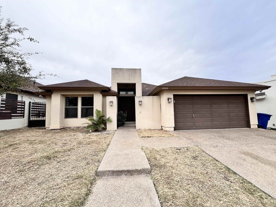 3909 Ivana Ct in Laredo, TX - Building Photo