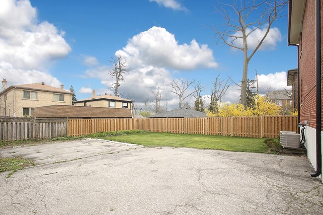 3 Wanita Rd in Mississauga, ON - Building Photo - Building Photo