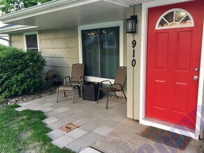 910 Lanore Dr in Urbana, IL - Building Photo - Building Photo