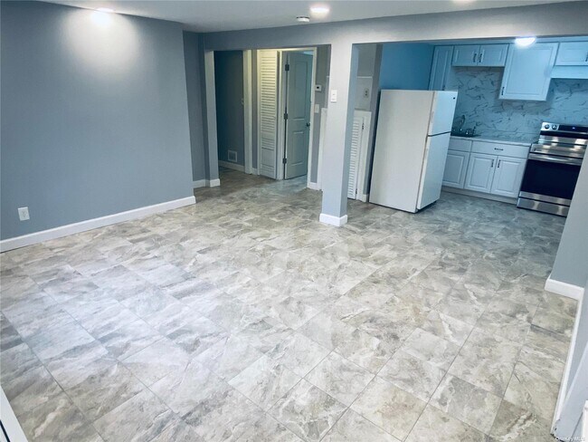 203 N Evergreen Dr in Selden, NY - Foto de edificio - Building Photo