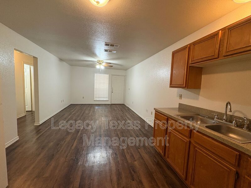 1112 Williams Ave in Cleburne, TX - Building Photo