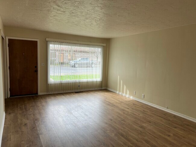 412 NW F St in Grants Pass, OR - Foto de edificio - Building Photo