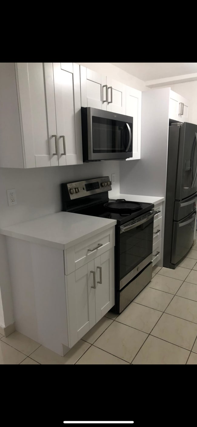 1200 NE Miami Gardens Dr, Unit 820 in Miami, FL - Foto de edificio - Building Photo