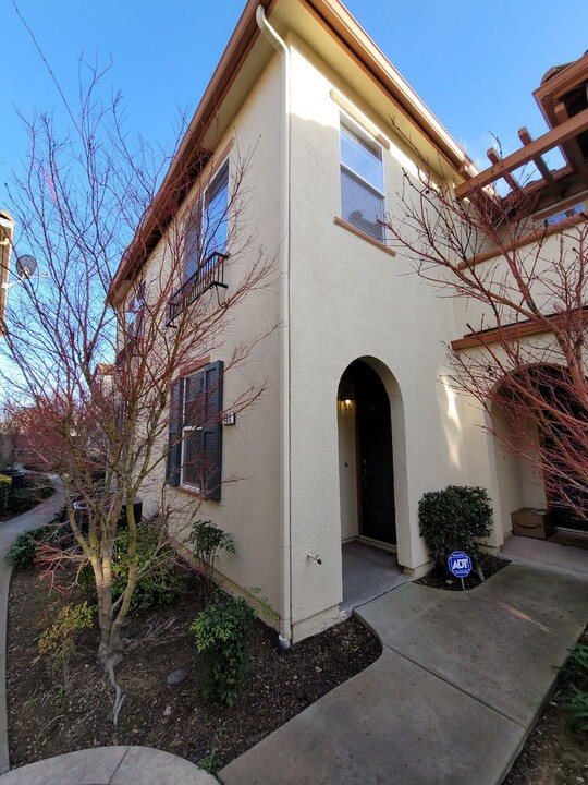 8484 Crystal Walk Cir in Elk Grove, CA - Building Photo