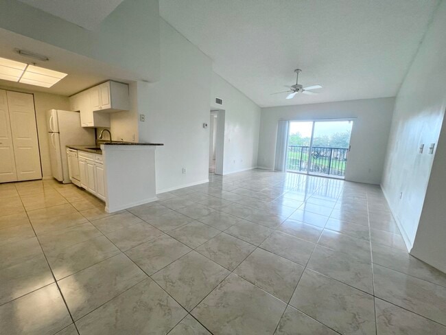 900 Crestwood Ct S in Royal Palm Beach, FL - Building Photo - Building Photo